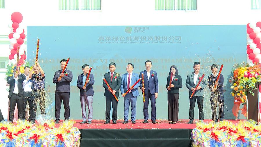 Các đại biểu thực hiện nghi thức công bố Dự án Điện gió Ia Pech và Ia Pech 2 chính thức vận hành thương mại toàn phần. Ảnh: Mạnh Hà cac-dai-bieu-thuc-hien-nghi-thuc-cong-bo-du-an-dien-gio-ia-pech-va-ia-pech-2-chinh-thuc-van-hanh-thuong-mai-toan-phan.jpg