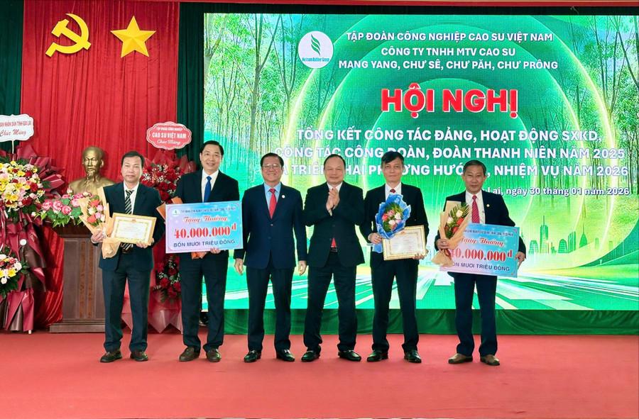 Lãnh đạo tỉnh và Tập đoàn Công nghiệp Cao su Việt Nam khen thưởng thành tích về trước kế hoạch của Tập đoàn trong năm 2025 cho Công ty TNHH MTV Cao su Mang Yang và Chư Sê. Ảnh: Nguyễn Diệp lanh-dao-tinh-va-lanh-dao-tap-doan-cong-nghiep-cao-su-viet-nam-trao-khen-thuong-ve-truoc-ke-hoach-cua-tap-doan-trong-nam-2025-cho-hai-cong-ty-tnhh-mtv-cao-su-mang-yang-va-chu-se.jpg