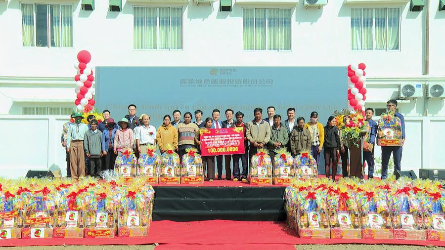 Công ty cổ phần Đầu tư Năng lượng xanh trao quà cho các hộ nghèo. Ảnh: Mạnh Hà cong-ty-cp-dau-tu-nang-luong-xanh-trao-qua-cho-cac-ho-ngheo.jpg