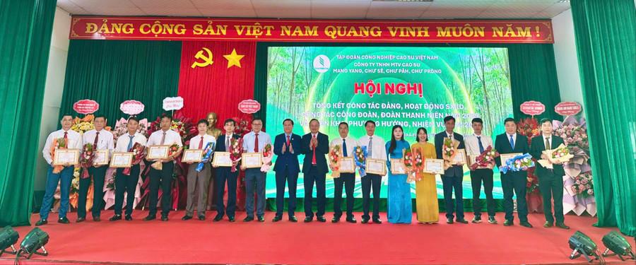 Lãnh đạo tỉnh và Tập đoàn Công nghiệp Cao su Việt Nam trao giấy khen cho 16 tập thể của Công ty TNHH MTV Cao su Mang Yang, Chư Păh, Chư Sê và Chư Prông. Ảnh: Minh Chí tap-doan-cong-nghiep-cao-su-viet-nam-tang-giay-khen-cho-16-tap-the-cua-4-cong-ty-tnhh-mtv-cao-su-mang-yang-chu-pah-chu-se-va-chu-prong.jpg