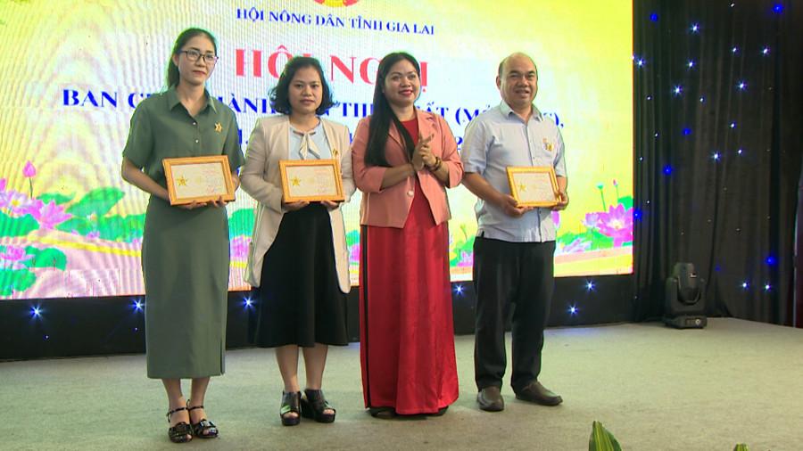 Trao kỷ niệm chương "Vì giai cấp nông dân Việt Nam" cho các cá nhân. Ảnh: Bảo Long trao-ky-niem-chuong.jpg