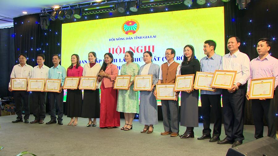 Hội Nông dân tỉnh trao bằng khen cho các tập thể hoàn thành xuất sắc nhiệm vụ năm 2025. Ảnh: Bảo Long ban-chap-hanh-hoi-nong-dan-tinh-tang-bang-khen-cho-cac-tap-the-hoan-thanh-xuat-sac-nhiem-vu-nam-2025.jpg