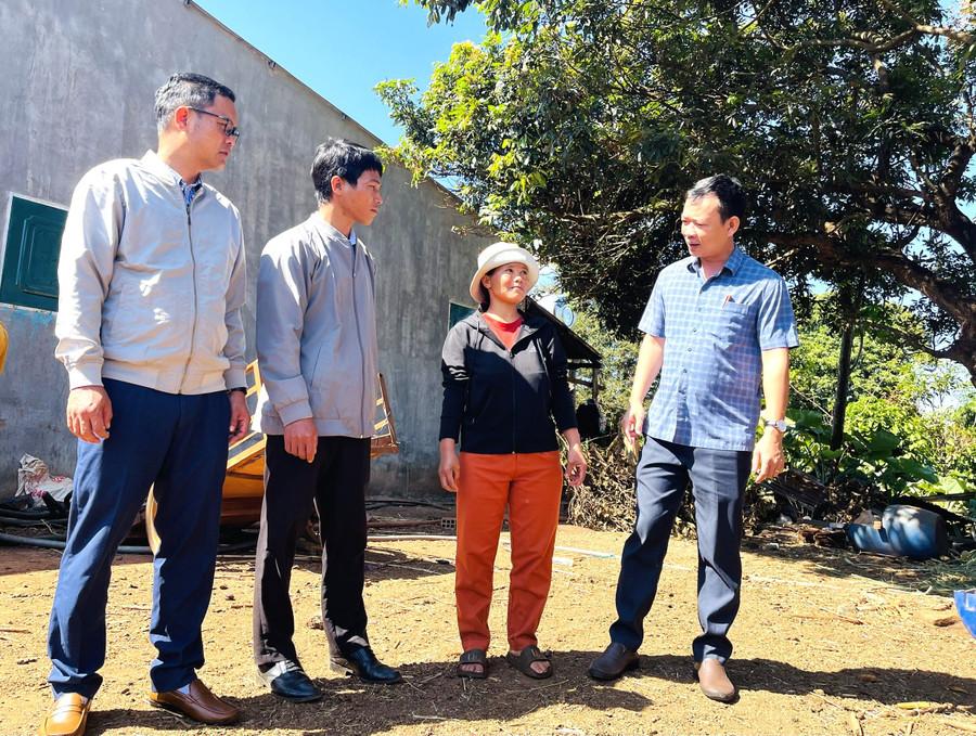 Cán bộ xã Ia Ko tuyên truyền người dân phát triển kinh tế để vươn lên thoát nghèo. Ảnh: P.D giam-ngheo-5.jpg