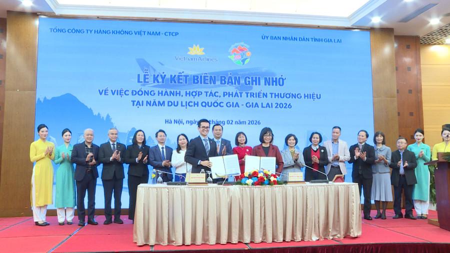 UBND tỉnh Gia Lai và Tổng Công ty Hàng không Việt Nam ký kết biên bản ghi nhớ về hợp tác, tài trợ các chương trình xúc tiến quảng bá Năm Du lịch quốc gia 2026. Ảnh: Đoàn Bình ubnd-tinh-gia-lai-va-tong-cong-ty-hang-khong-viet-nam-ky-ket-bien-ban-ghi-nho-ve-hop-tac-tai-tro-cac-chuong-trinh-xuc-tien-quang-ba-nam-du-lich-quoc-gia-2026.jpg