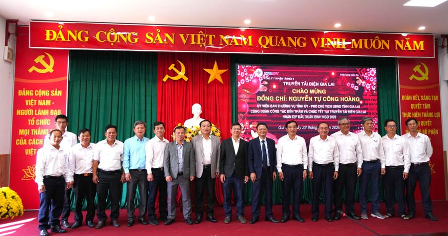 a4-pct-nguyen-tu-cong-hoang-chup-anh-luu-niem-cung-lanh-dao-truyen-tai-dien-gia-lai.jpg