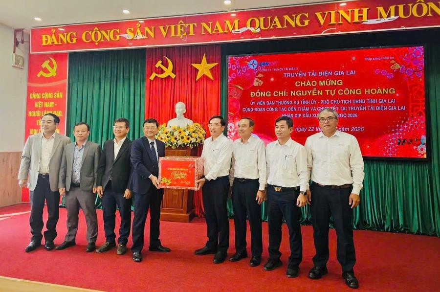 a3-pct-nguyen-tu-cong-hoang-tang-qua-tet-cho-truyen-tai-dien-gia-lai.jpg