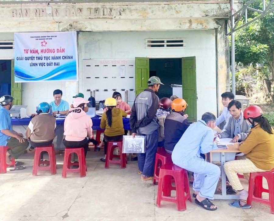 Cán bộ Chi nhánh Văn phòng Đăng ký đất đai An Khê tư vấn, hướng dẫn giải quyết thủ tục hành chính lĩnh vực đất đai cho người dân phường An Khê.