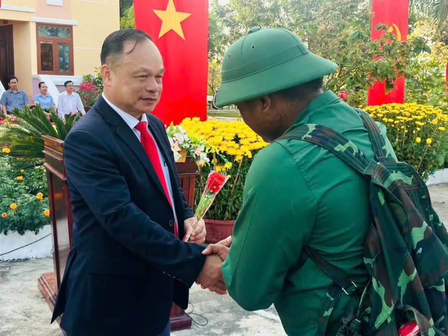 Phó Chủ tịch UBND tỉnh Dương Mah Tiệp tặng hoa cho tân binh. Ảnh: Nguyễn Sang