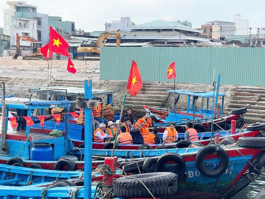 Người dân qua lại tại bến Hàm Tử (phường Quy Nhơn) đã quen với việc mặc áo phao khi lưu thông bằng phương tiện thủy nội địa. Ảnh: K.A