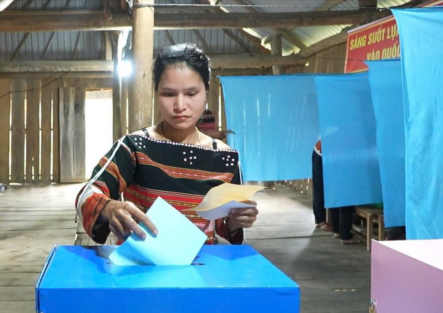 Cử tri thôn 02 tham gia bỏ phiếu lựa chọn những đại biểu có đức, có tài, đại diện cho ý chí và nguyện vọng của nhân dân. Ảnh: Nhật Trường cu-tri-1.jpg