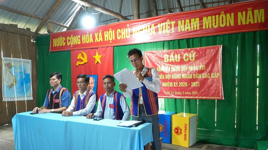 Tổng Biên tập Báo và phát thanh, truyền hình Gia Lai Hồ Xuân Ánh - Ủy viên Ủy ban Bầu cử tỉnh (thứ 2 từ trái sang) cùng các thành viên Ban Bầu cử xã Vĩnh Sơn điều hành cuộc bầu cử. Ảnh: Nhật Trường Tổng Biên tập Báo và phát thanh, truyền hình Gia Lai Hồ Xuân Ánh - Ủy viên Ủy ban Bầu cử tỉnh (thứ 2 từ trái sang) cùng các thành viên Ban Bầu cử xã Vĩnh Sơn điều hành cuộc bầu cử. Ảnh: Nhật Trường