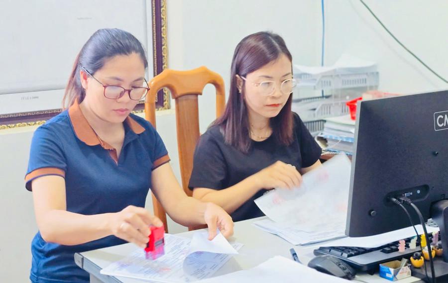 Xã Ia Chia đẩy mạnh ứng dụng công nghệ số trong quản lý dữ liệu bầu cử đại biểu Quốc hội và Hội đồng nhân dân các cấp nhiệm kỳ 2026-2031. Ảnh: P.D bau-cu-2.jpg