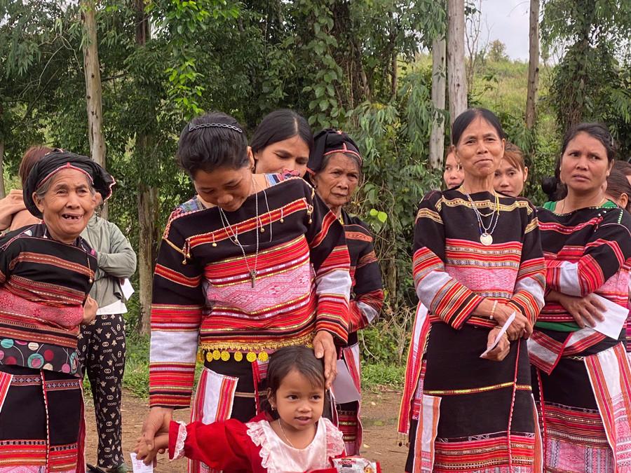 Cử tri thôn O2 phấn khởi đi bầu cử. Ảnh: X.Đ anh-3.jpg