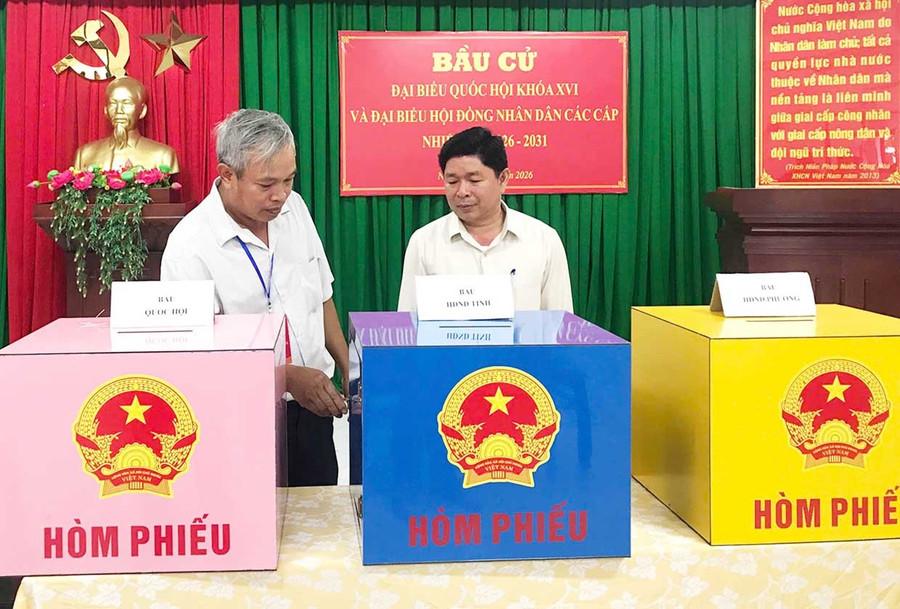 Đồng chí Đặng Vĩnh Sơn-Ủy viên Ban Thường vụ Tỉnh ủy, Trưởng Ban Nội chính Tỉnh ủy, Ủy viên Ủy ban bầu cử tỉnh (bìa trái) kiểm tra công tác chuẩn bị bầu cử tại khu vực bỏ phiếu số 45, khu phố 45, phường Quy Nhơn, sáng 13-3. Ảnh: Đoàn Bình