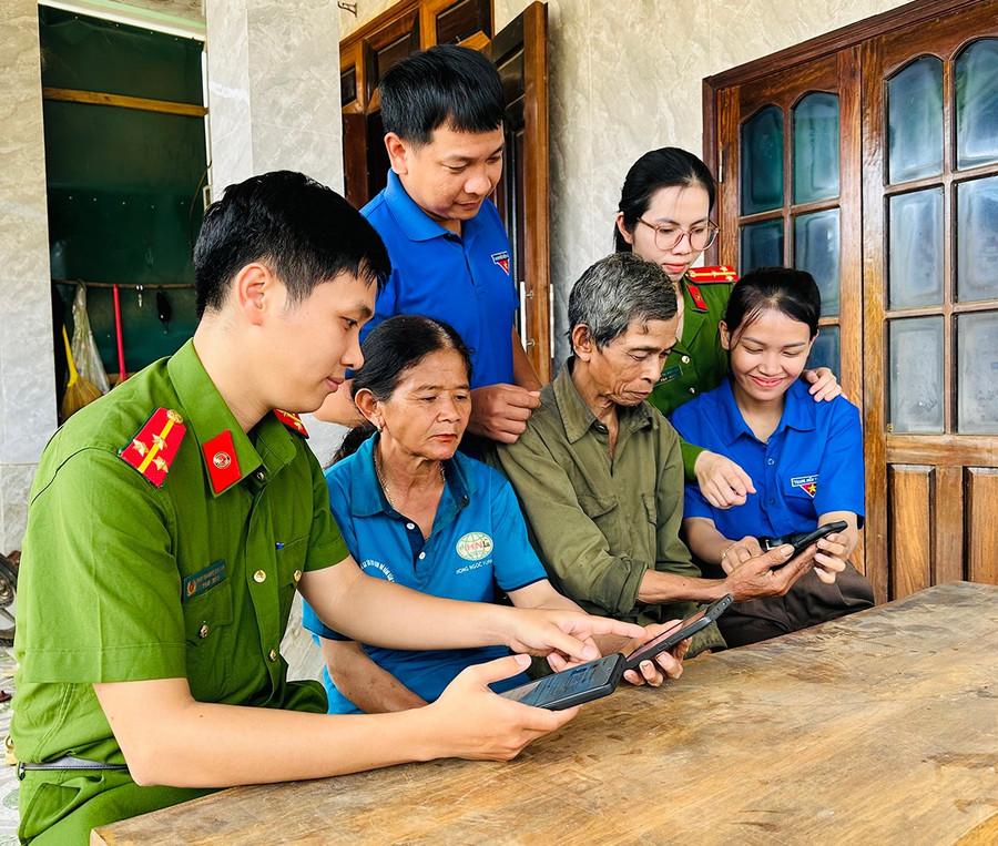 Thành viên Tổ công nghệ số cộng đồng thôn 6 (xã An Lão) hướng dẫn người dân cài đặt ứng dụng VneID. Ảnh: D.Đ Thành viên Tổ công nghệ số cộng đồng thôn 6 (xã An Lão) hướng dẫn người dân cài đặt ứng dụng VneID. Ảnh: D.Đ