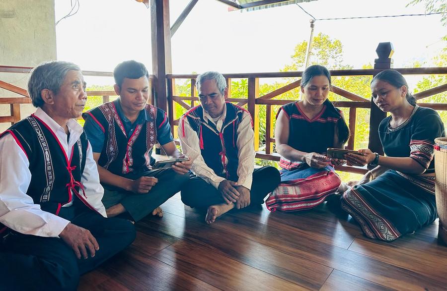 Thành viên Tổ công nghệ số cộng đồng làng Kép 2 (xã Ia Ly) hướng dẫn người cao tuổi cài đặt, sử dụng các ứng dụng trên điện thoại. Ảnh: D.Đ Thành viên Tổ công nghệ số cộng đồng làng Kép 2 (xã Ia Ly) hướng dẫn người cao tuổi cài đặt, sử dụng các ứng dụng trên điện thoại. Ảnh: D.Đ