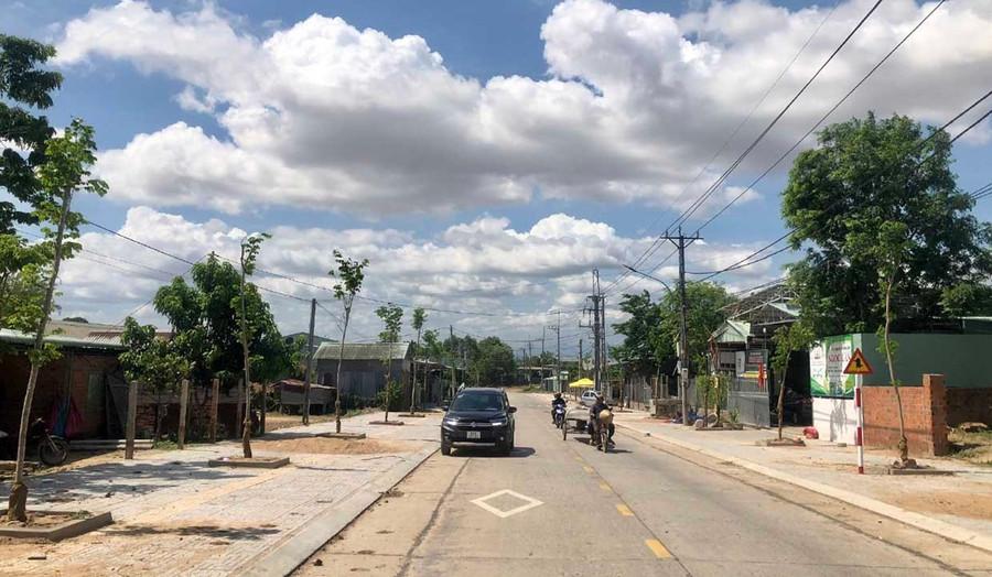 Một tuyến đường ở buôn Bluk (xã Phú Túc) được bê tông hóa, khang trang. Ảnh: Lê Nam Một tuyến đường ở buôn Bluk (xã Phú Túc) được bê tông hóa, khang trang. Ảnh: Lê Nam