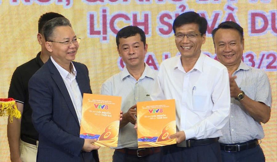 Giám đốc Trung tâm Truyền hình Việt Nam khu vực miền Trung - Tây Nguyên Nguyễn Lâm Thanh (trái) và Tổng Biên tập Báo và phát thanh, truyền hình Gia Lai Hồ Xuân Ánh cùng trao đổi thỏa thuận hợp tác đầu tư. Ảnh: Phi Long ket-noi-truyen-thong-mo-duong-cho-gia-tri-van-hoa-di-san-va-du-lich.jpg