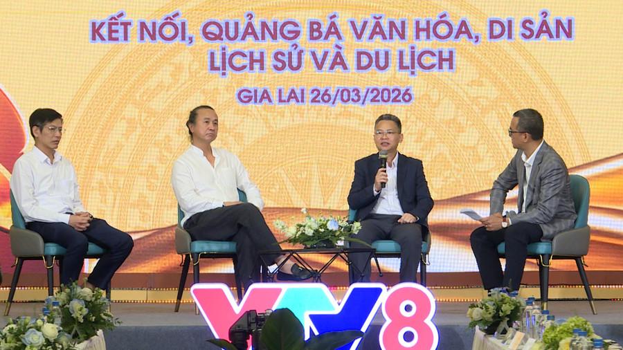 Giám đốc VTV8 Nguyễn Lâm Thanh (thứ 2 từ phải sang) trao đổi tại hội thảo. Ảnh: Phi Long giam-doc-trung-tam-truyen-hinh-viet-nam-khu-vuc-mien-trung-tay-nguyen-vtv8-nguyen-lam-thanh-thu-2-tu-phai-sang-trao-doi-tai-hoi-thao.jpg