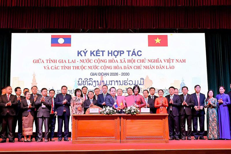 UBND tỉnh Gia Lai và Ủy ban Chính quyền tỉnh Attapeu tiến hành ký kết bản ghi nhớ hợp tác giai đoạn 2026-2030.