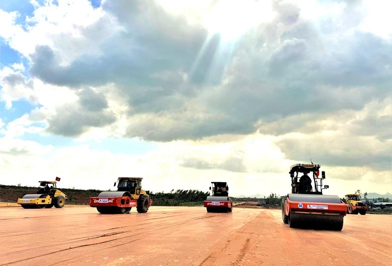 Đẫm mồ hôi trên công trường thi công mở rộng Cảng hàng không Phù Cát- Ảnh 1.