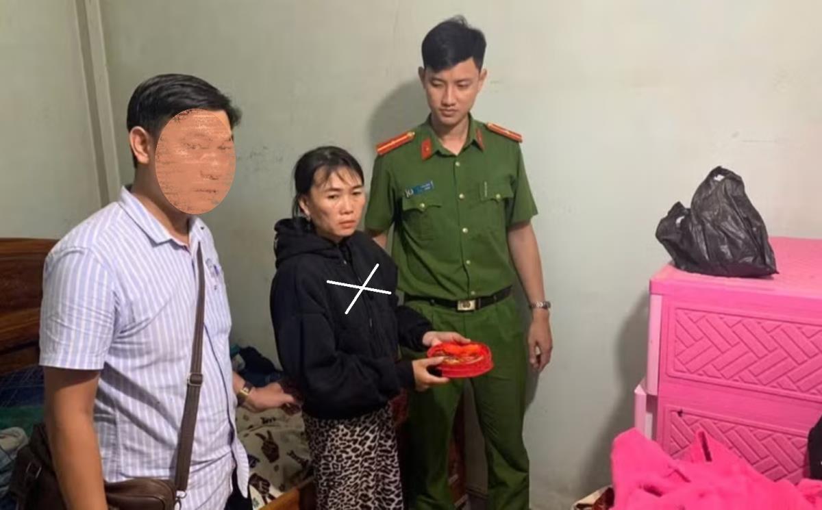 Đối tượng Tươi (X) tại hiện trường vụ trộm vàng.