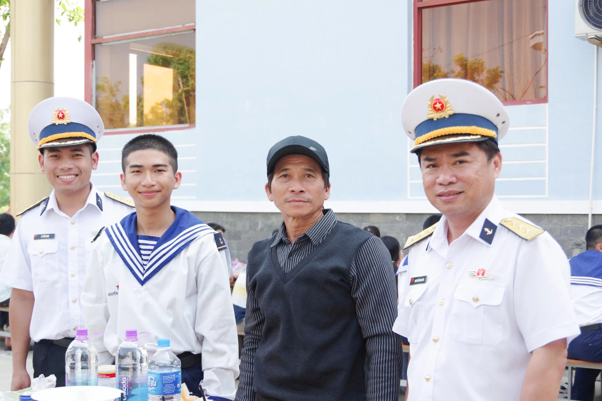 Thượng tá Nguyễn Đình Mão thăm, động viên các gia đình chiến sĩ mới.