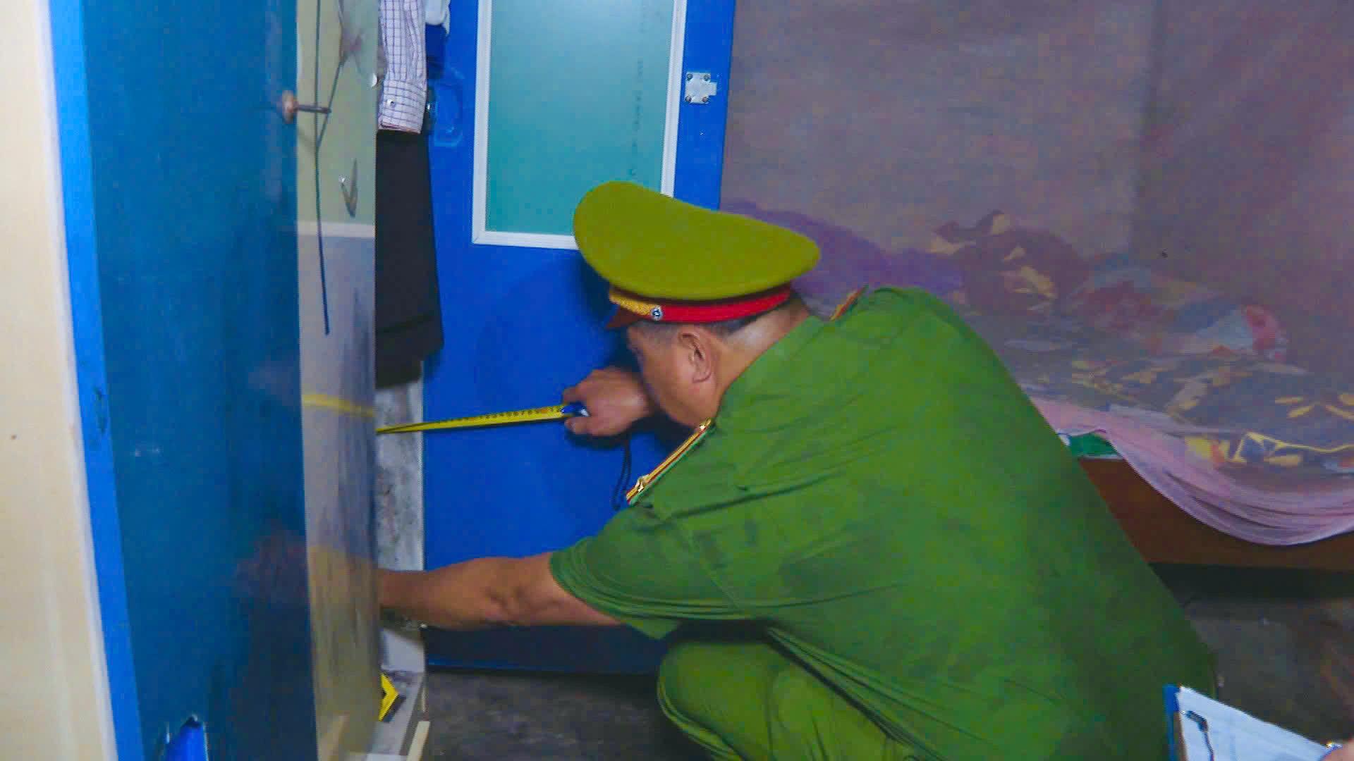 Cán bộ điều tra làm việc tại hiện trường vụ trộm ở xã Hoài Ân.