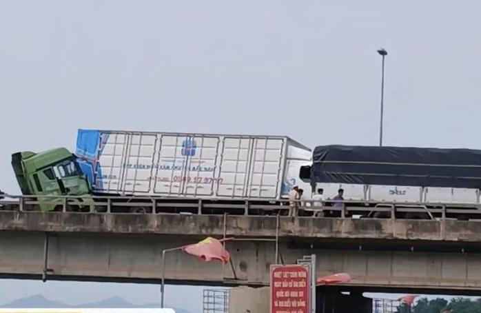 Tai nạn giao thông liên hoàn 4 ô tô trên Quốc lộ 1 gây tê liệt giao thông - Ảnh 1.