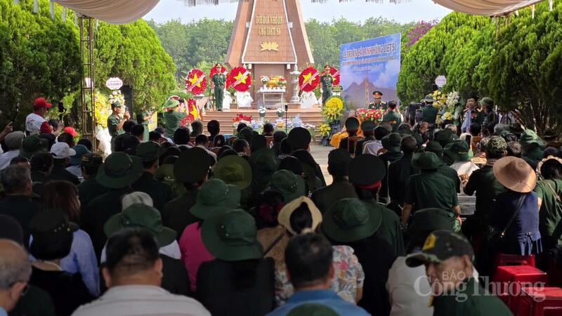 Lễ tri ân các Anh hùng liệt sĩ đã diễn ra trong không khí trang nghiêm, xúc động.