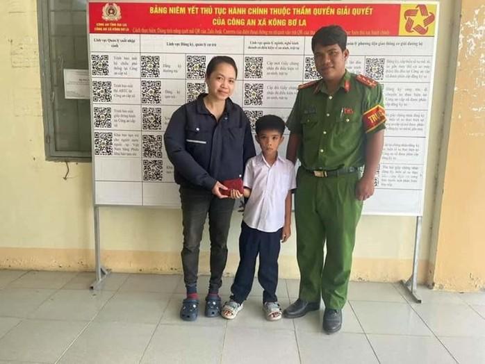 Nhặt được ví có 5 triệu đồng, học sinh lớp 2 lập tức mang nộp công an - Ảnh 1.