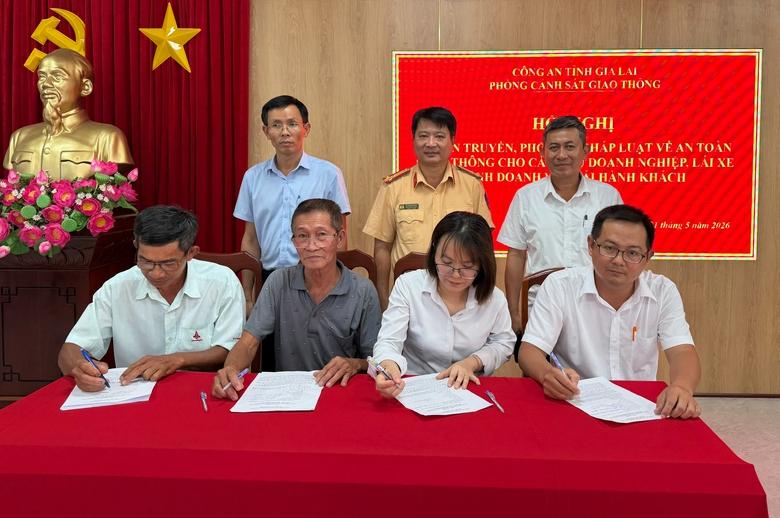 Gia Lai siết kiểm tra vận tải, nêu cao ý thức chủ xe sau nhiều vụ tai nạn nghiêm trọng- Ảnh 1.