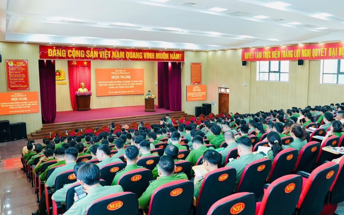 Toàn cảnh hội nghị.
