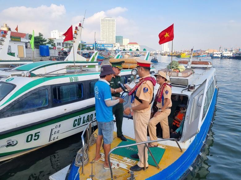 Gia Lai: Siết chặt hoạt động của ca nô, ngăn vi phạm- Ảnh 1.