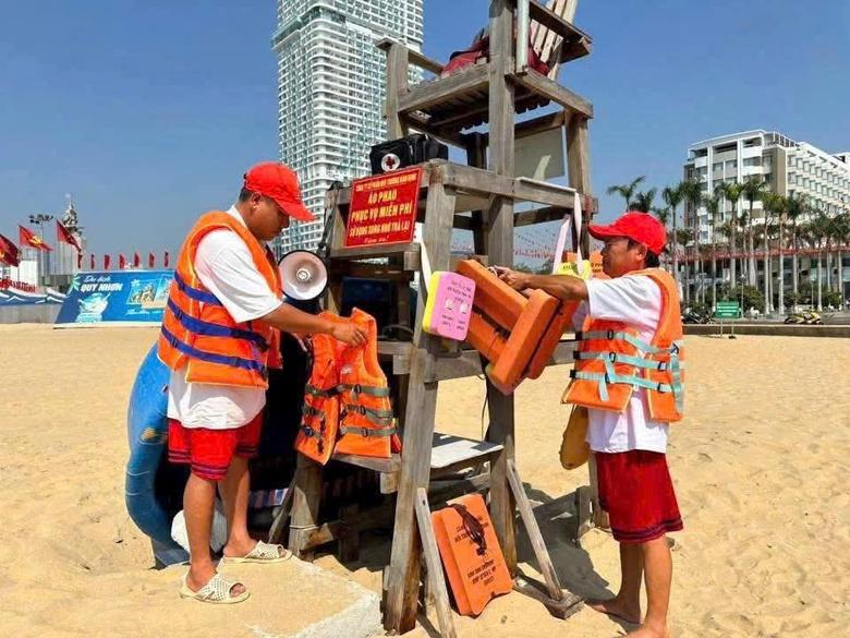 Quy Nhơn mở điểm mượn áo phao miễn phí sau sự cố đuối nước thương tâm- Ảnh 1.