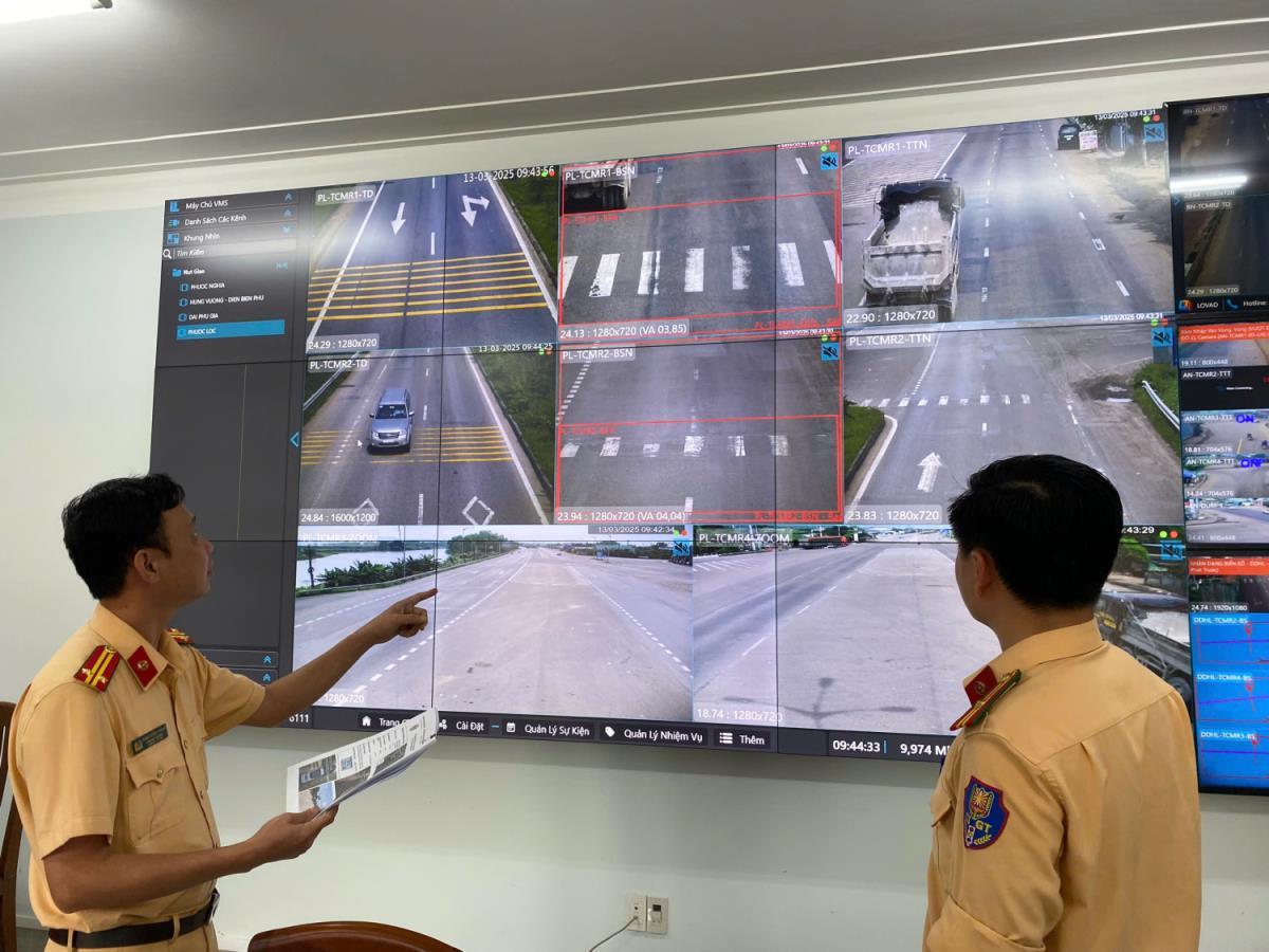 Lực lượng Cảnh sát giao thông Công an tỉnh Gia Lai theo dõi hình ảnh qua hệ thống camera giám sát.