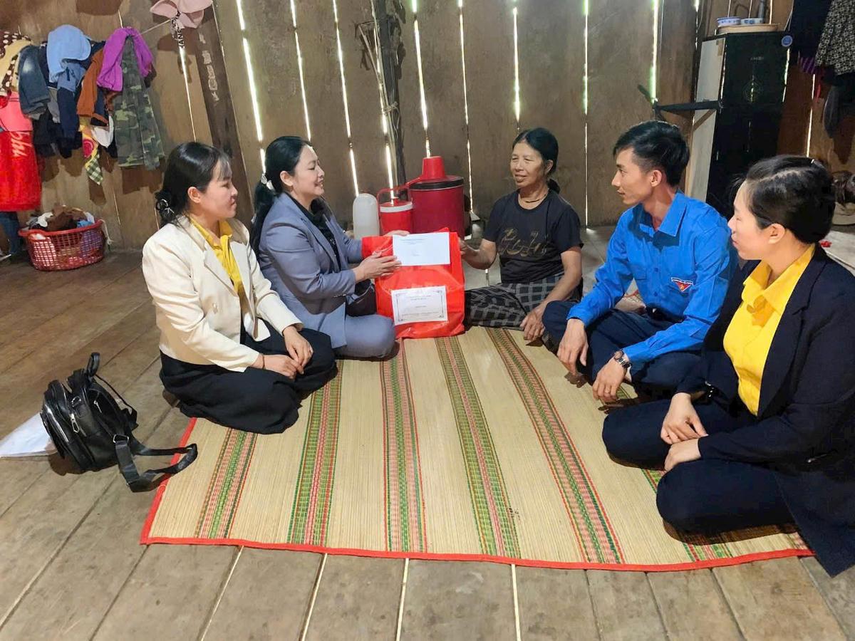 Lãnh đạo Ủy ban MTTQ Việt Nam xã Kông Bơ La thăm hỏi người nghèo. Ảnh: ĐS.