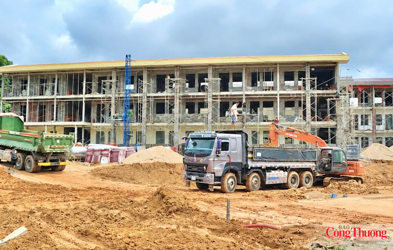 Những ngày này, trên các công trường xây dựng 7 trường phổ thông nội trú liên cấp Tiểu học và THCS tại các xã biên giới của tỉnh Gia Lai, không khí thi công diễn ra khẩn trương.