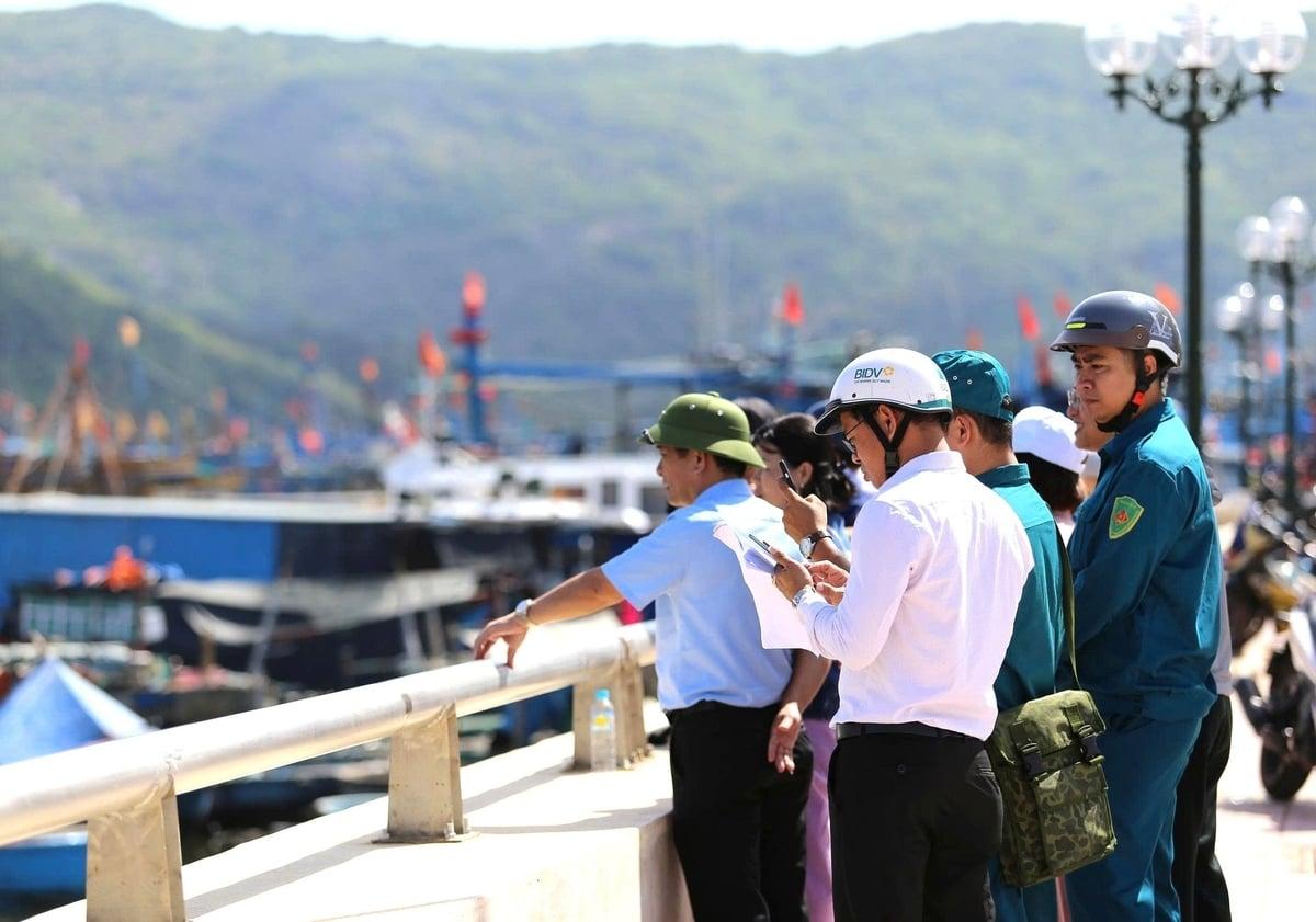 Bí thư Đảng ủy Phường Quy Nhơn Nguyễn Hữu Khúc (người đội mũ cối) kiểm tra công tác chống khai thác IUU trên địa bàn. Ảnh: V.Đ.T.