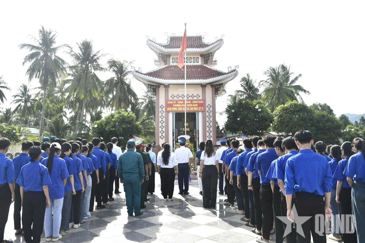Vùng Cảnh sát biển 2 tặng quà các Mẹ Việt Nam anh hùng