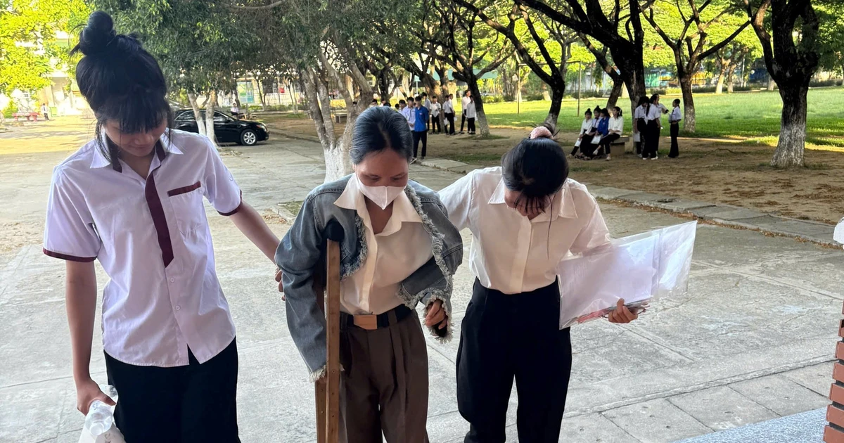 Chống nạng đến phòng thi, người phụ nữ Ba Na viết tiếp giấc mơ dang dở sau 17 năm rời ghế nhà trường