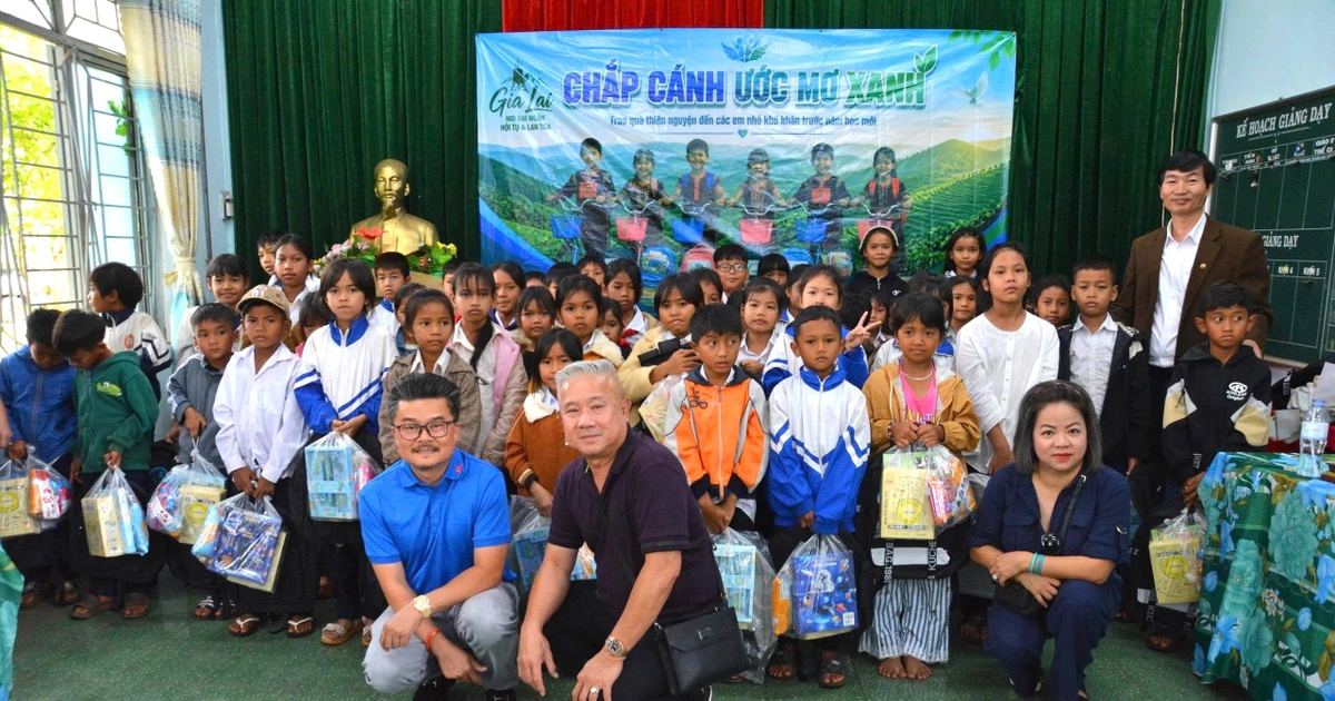 Trao 30 xe đạp, 250 phần quà cho học sinh có hoàn cảnh khó khăn