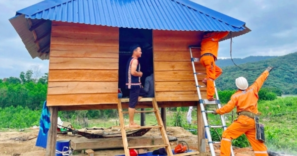 Câu chuyện ‘vượt nắng, thắng mưa’ mang nguồn điện sáng về buôn làng