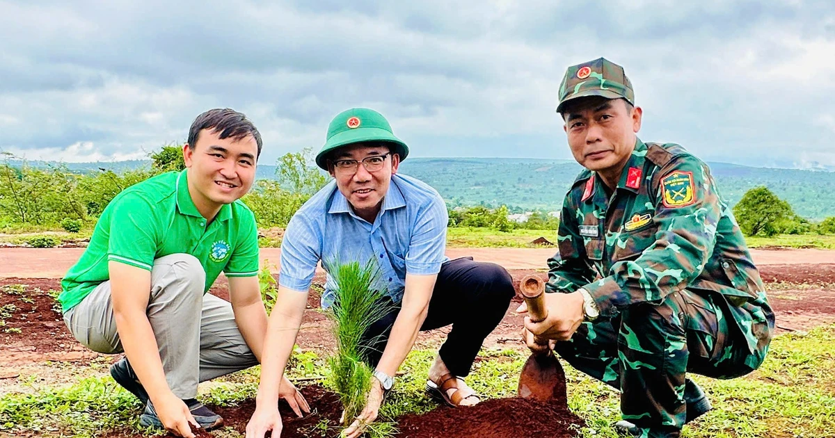 Trồng 1.200 cây xanh tại thao trường huấn luyện của Ban CHQS xã KDang