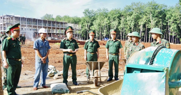 Chiến sĩ Quân đoàn 34 'vượt nắng, thắng mưa' đưa trường nội trú biên giới về đích