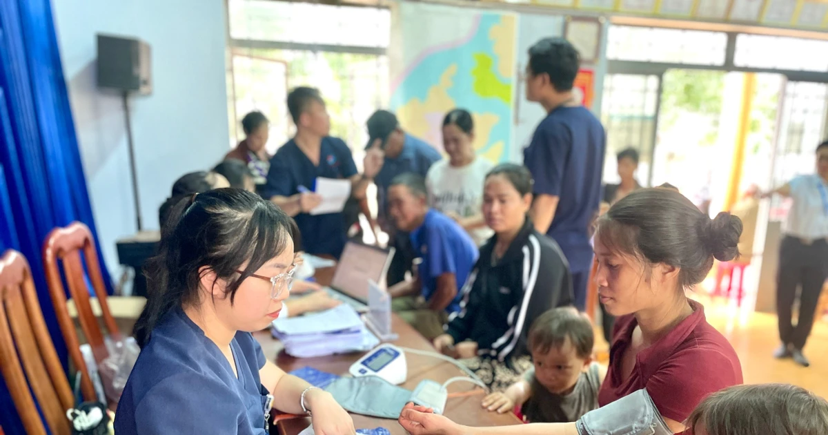Khám bệnh, cấp thuốc miễn phí cho hơn 400 người dân tại quê hương Anh hùng A Sanh