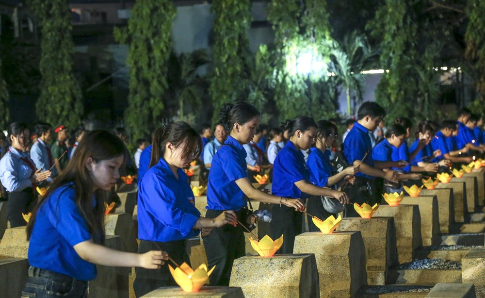 Tuổi trẻ Gia Lai thắp nến tri ân các Anh hùng liệt sĩ