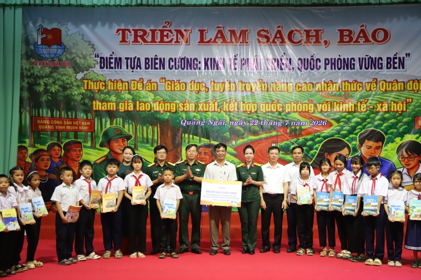 Hơn 5.400 cuốn sách đến với học sinh vùng biên trước thềm năm học mới