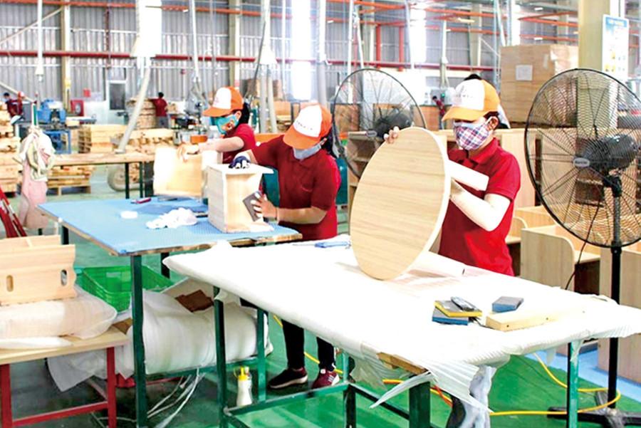 Hoạt động chế biến đồ gỗ xuất khẩu của doanh nghiệp trong Khu công nghiệp Nhơn Hội A.Ảnh: N.H
