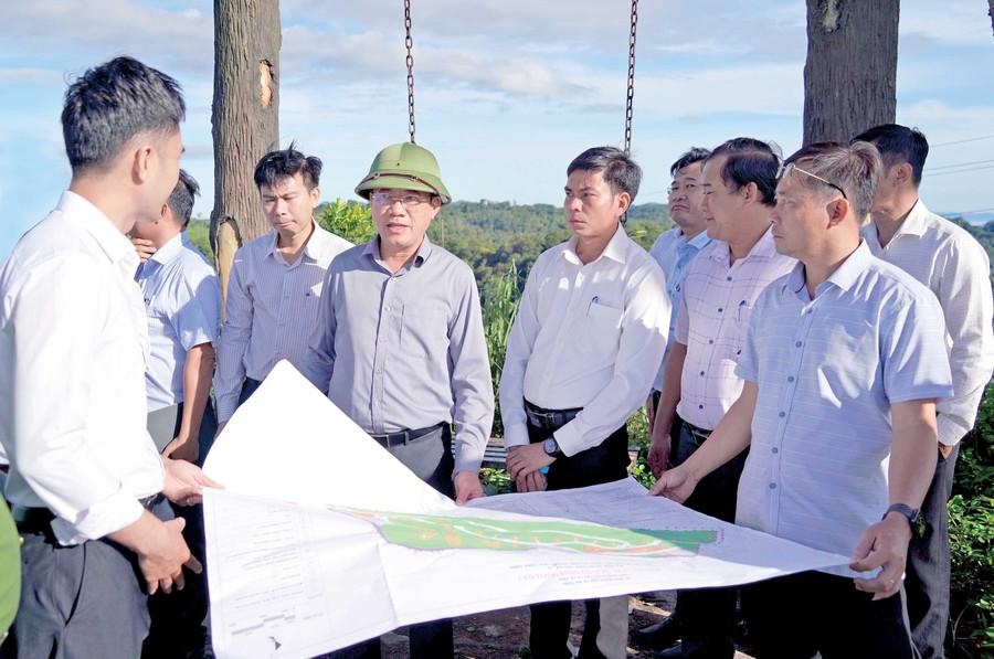 Chủ tịch UBND tỉnh Phạm Anh Tuấn (người đội mũ) kiểm tra việc triển khai các dự án đầu tư trên địa bàn xã An Toàn. Ảnh: N.H